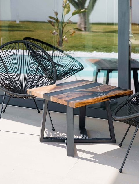 Couchtisch Monet aus Nussbaum massiv mit rauchgrauem Epoxidharz