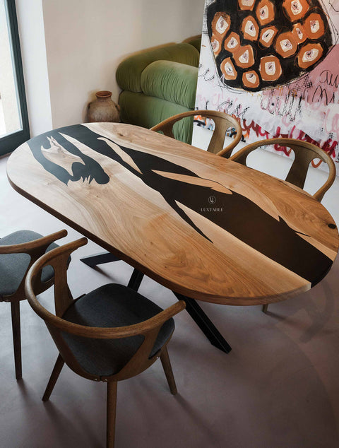 Esstisch Saphira aus Nussbaum massiv mit schwarz mattem Epoxidharz