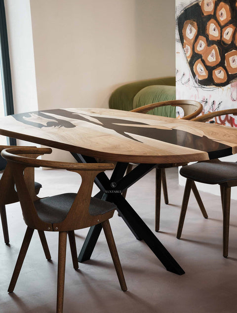 Esstisch Saphira aus Nussbaum massiv mit schwarz mattem Epoxidharz