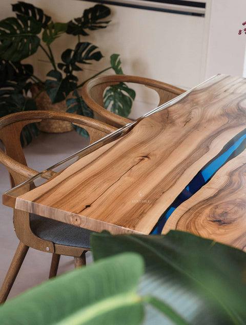 Tisch Stream aus Nussbaum massiv mit blauem und klarem Epoxidharz