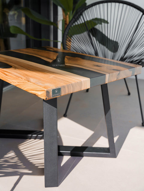 Couchtisch Monet aus Nussbaum massiv mit rauchgrauem Epoxidharz