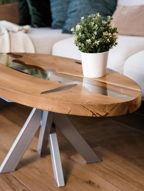 Ovaler Couchtisch Incanto aus Akazienholz mit glasklarem Epoxidharz