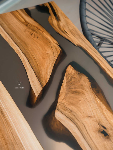 Couchtisch Monet aus Nussbaum massiv mit rauchgrauem Epoxidharz