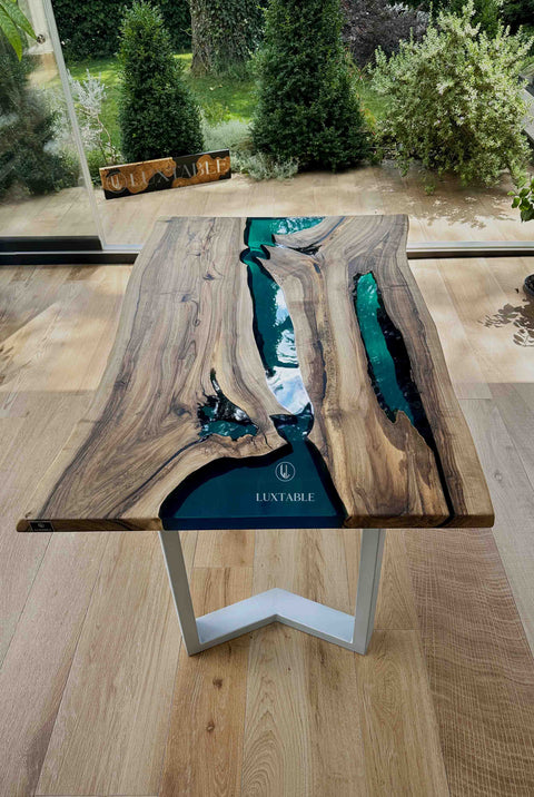 Esstisch Exotic aus Massivholz mit blaugrünem Epoxidharz