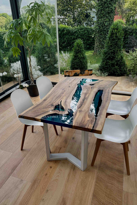 Esstisch Exotic aus Massivholz mit blaugrünem Epoxidharz