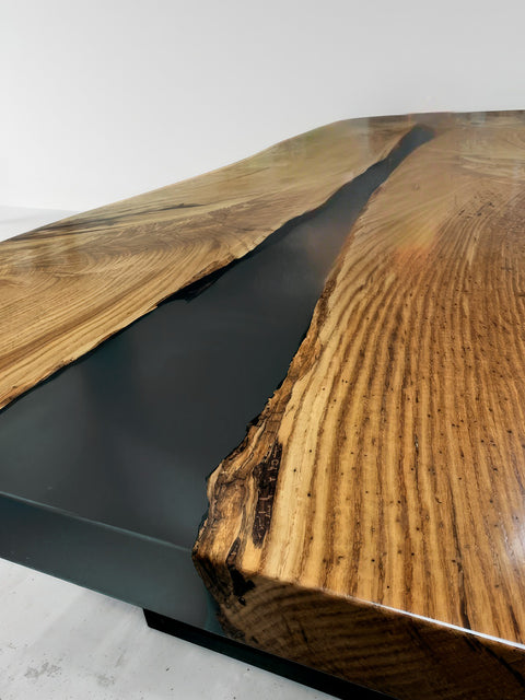 Tisch Velvet aus Eiche massiv mit rauchgrauem Epoxidharz und U-Gestell