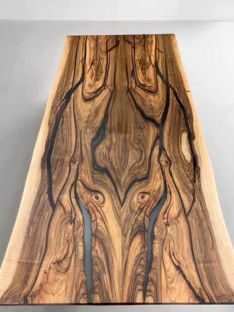 Massivholztisch Maestoso aus Nussbaum mit rauchig mattem Epoxidharz