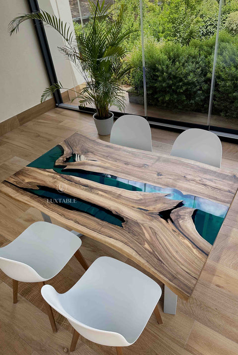 Esstisch Exotic aus Massivholz mit blaugrünem Epoxidharz