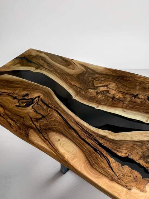Esstisch mit rauchgrauem Epoxidharz & Nussbaum massiv mit Baumkante Radiance