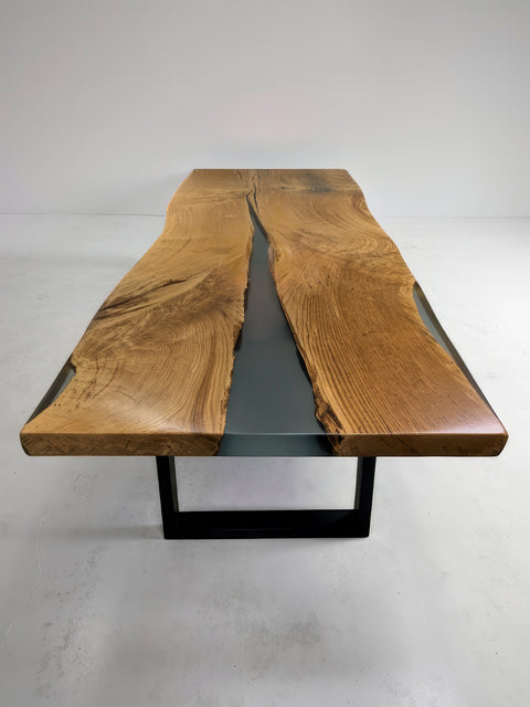Tisch Velvet aus Eiche massiv mit rauchgrauem Epoxidharz und U-Gestell