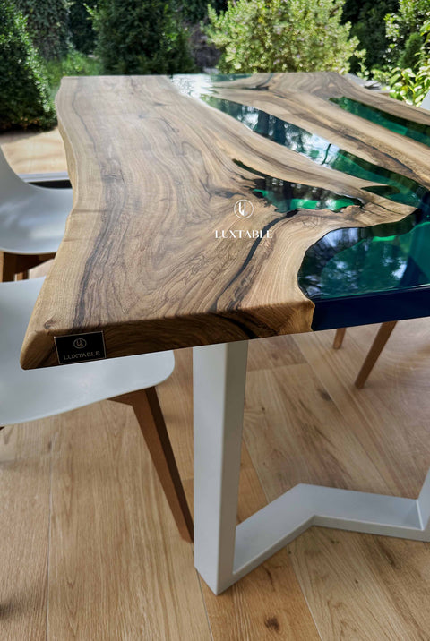 Esstisch Exotic aus Massivholz mit blaugrünem Epoxidharz