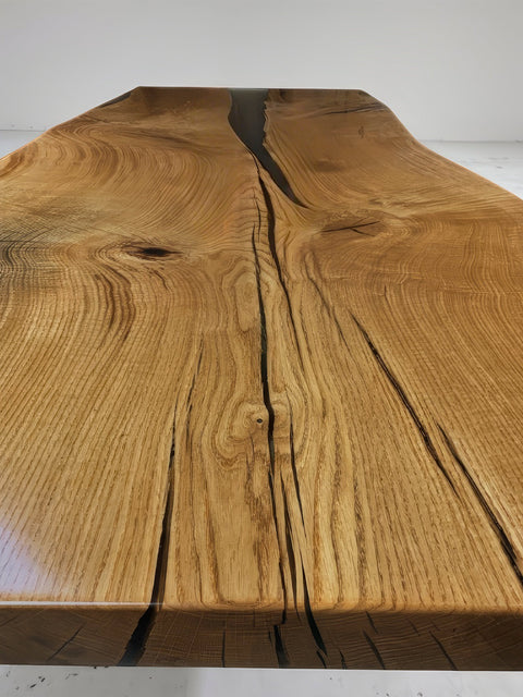 Tisch Velvet aus Eiche massiv mit rauchgrauem Epoxidharz und U-Gestell