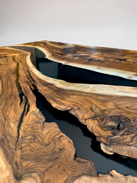 Esstisch mit rauchgrauem Epoxidharz & Nussbaum massiv mit Baumkante Radiance