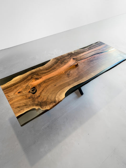 Epoxy Tisch aus seltener Nussbaumbohle mit Baumkante Luminoso