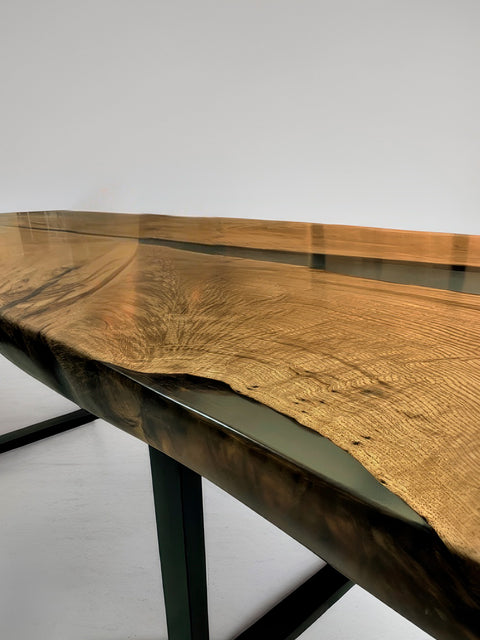 Tisch Velvet aus Eiche massiv mit rauchgrauem Epoxidharz und U-Gestell