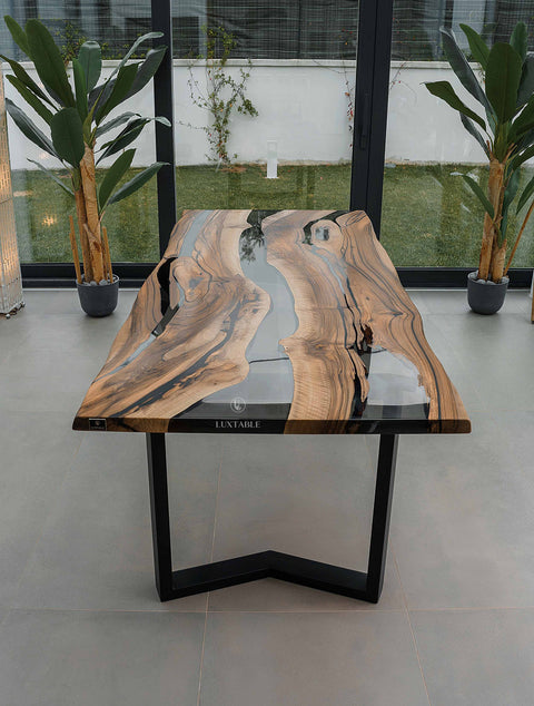 Epoxidharz Tisch Ginevra aus Nussbaum und rauchigem transparentem Harz