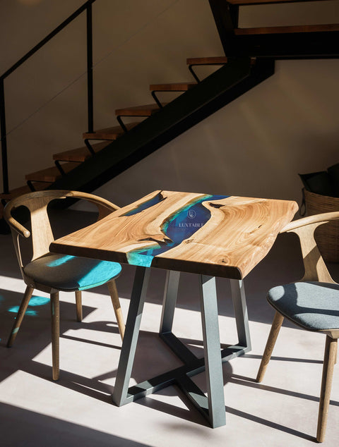 Holztisch Bleur aus Nussbaum massiv mit blauem transparentem Epoxidharz