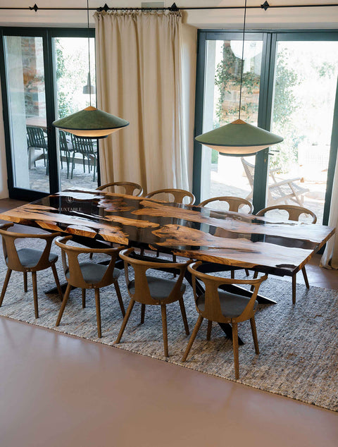 Olivenholztisch Enigma aus Massivholz mit rauchgrauem Epoxidharz