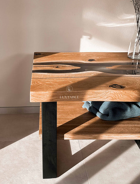 Couchtisch Senna aus Eiche massiv mit rauchigem Epoxidharz mit Ablage