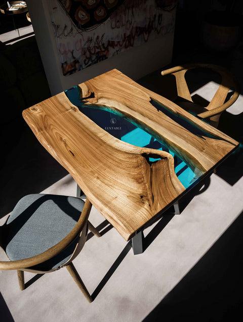 Holztisch Bleur aus Nussbaum massiv mit blauem transparentem Epoxidharz