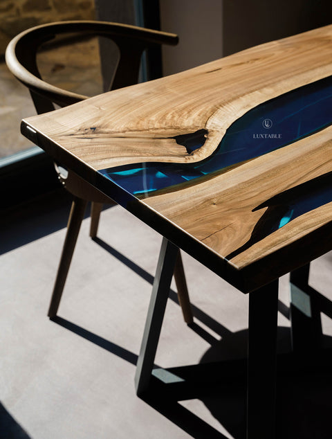 Holztisch Bleur aus Nussbaum massiv mit blauem transparentem Epoxidharz
