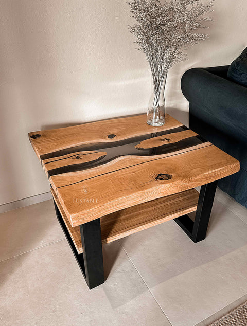 Couchtisch Senna aus Eiche massiv mit rauchigem Epoxidharz mit Ablage