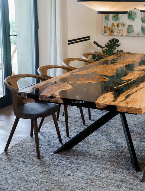 Olivenholztisch Enigma aus Massivholz mit rauchgrauem Epoxidharz