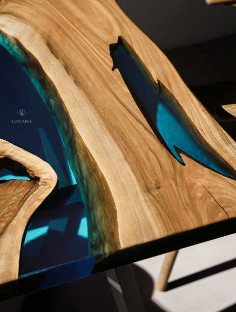 Holztisch Bleur aus Nussbaum massiv mit blauem transparentem Epoxidharz