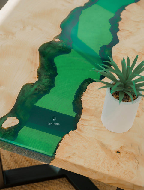 Wohnzimmertisch Oasi aus Ahorn massiv mit grünem transparentem Epoxidharz