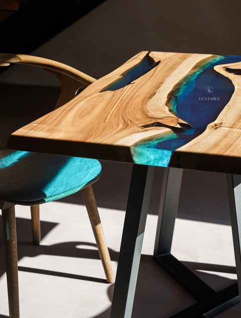 Holztisch Bleur aus Nussbaum massiv mit blauem transparentem Epoxidharz