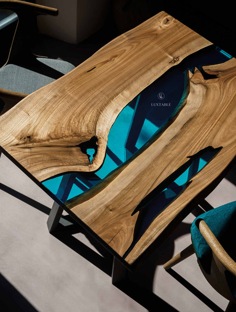 Holztisch Bleur aus Nussbaum massiv mit blauem transparentem Epoxidharz