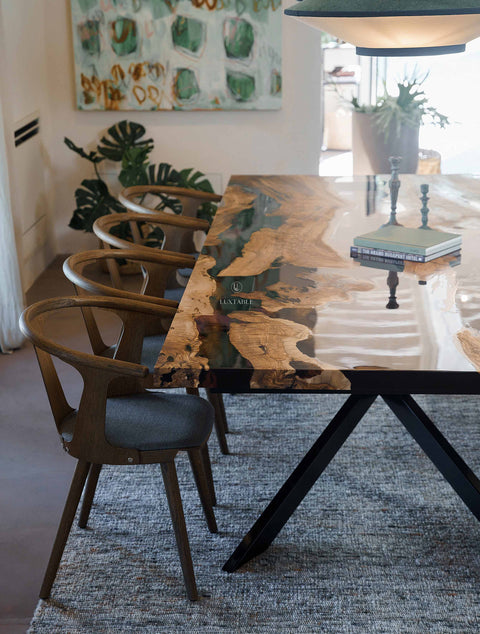 Olivenholztisch Enigma aus Massivholz mit rauchgrauem Epoxidharz