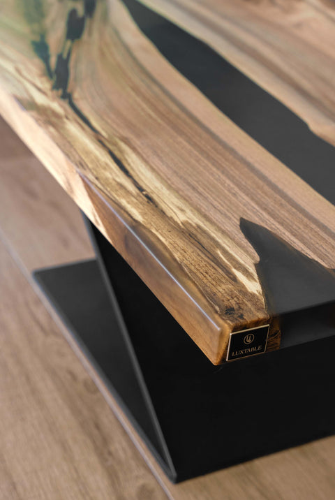 Couchtisch Orion aus Nussbaumholz mit rauchig mattem Epoxidharz