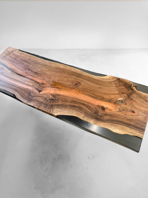 Epoxy Tisch aus seltener Nussbaumbohle mit Baumkante Luminoso