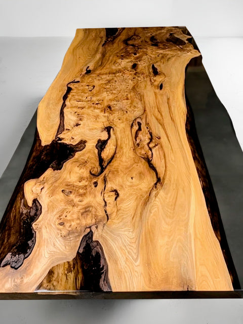 Baumstamm Tisch Woodwave mit rauchigem Epoxidharz