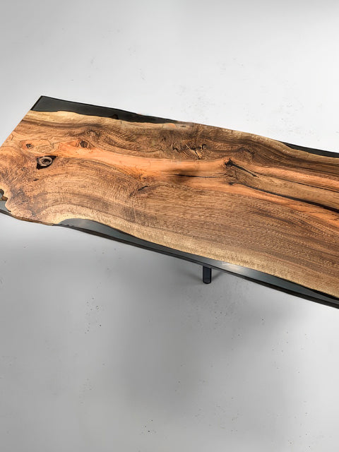 Epoxy Tisch aus seltener Nussbaumbohle mit Baumkante Luminoso