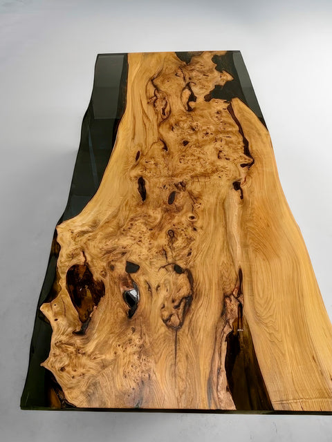 Baumstamm Tisch Woodwave mit rauchigem Epoxidharz