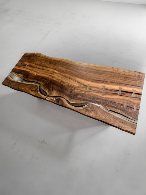 Epoxidharz Tisch aus Nussbaum mit Butterfly-Verbindungen Serenity