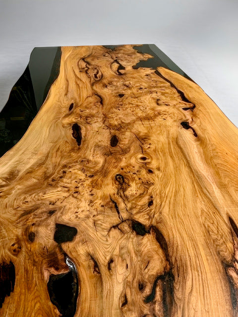 Baumstamm Tisch Woodwave mit rauchigem Epoxidharz