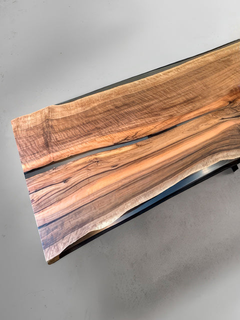 Epoxy Tisch aus seltener Nussbaumbohle mit Baumkante Luminoso