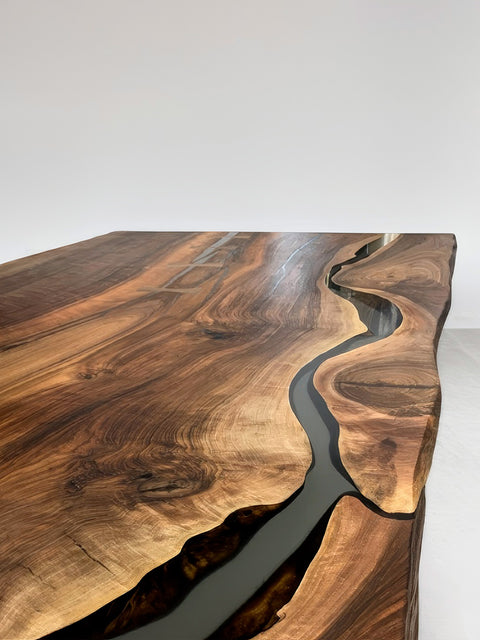 Epoxidharz Tisch aus Nussbaum mit Butterfly-Verbindungen Serenity