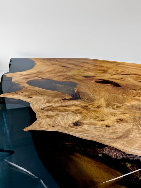 Baumstamm Tisch Woodwave mit rauchigem Epoxidharz
