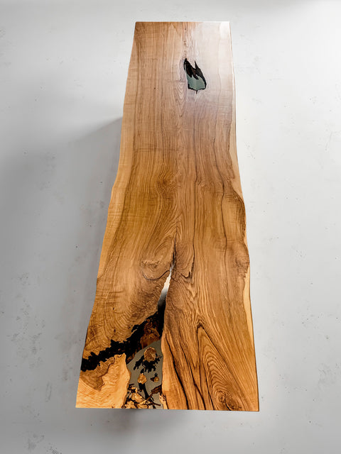 Massiver Eschentisch Impero aus einer seltenen Bohle mit Harz 