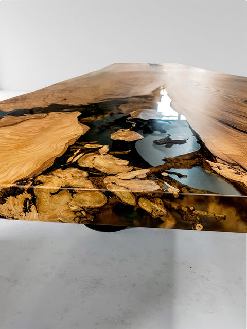 Massiver Eschentisch Impero aus einer seltenen Bohle mit Harz 