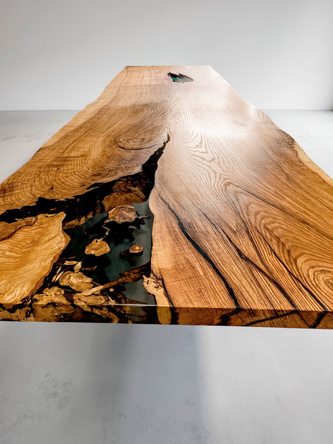 Massiver Eschentisch Impero aus einer seltenen Bohle mit Harz 